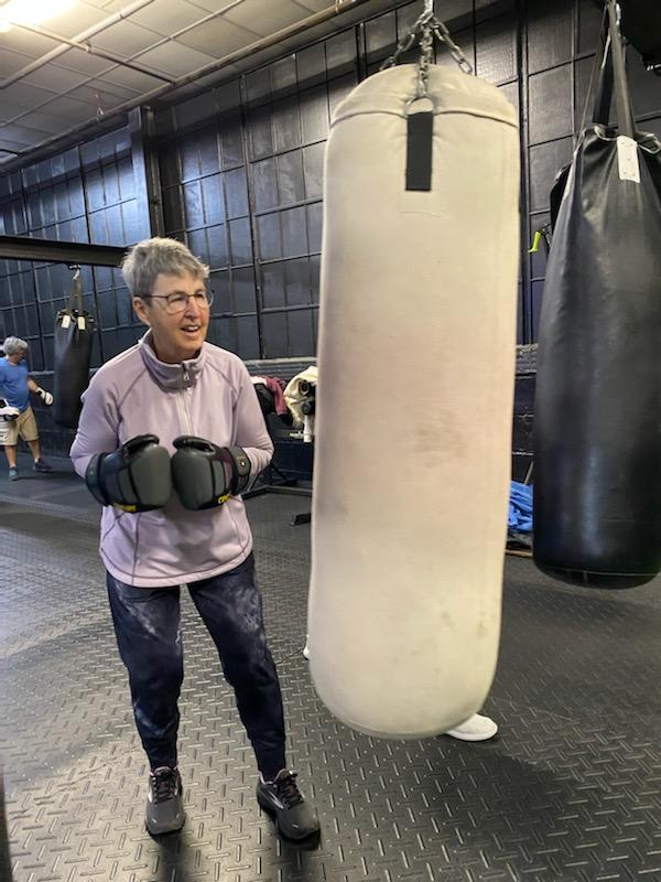 limiltess-classes-women-with-punching-bag
